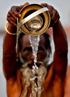 Precious clean water money can not buy