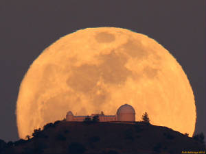 see 4 mins of the best moonrise imagery ever, with music