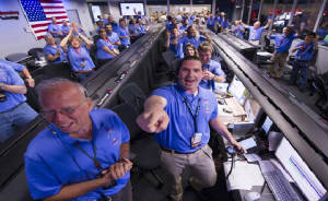 NASA-crew-celebrates-Curiosity
