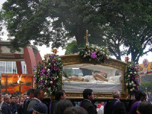 un muñeco cuerpo de Cristo en transito semana santa - el pobre don bosco tambien anda por ahi