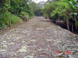 Costa Rica calzada Guayabo epoca precolombina