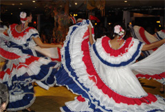 Samara - Ticas dancing folklore with national colors