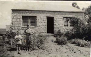 Vonnie en Boetie by die Voordeer van die huis