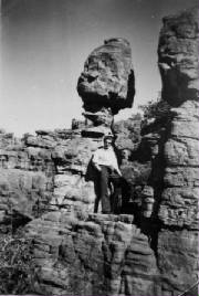 Años estudiantil explorando las montañas africana