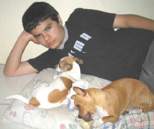Jason von Wielligh Briones. con Fea y Mia.